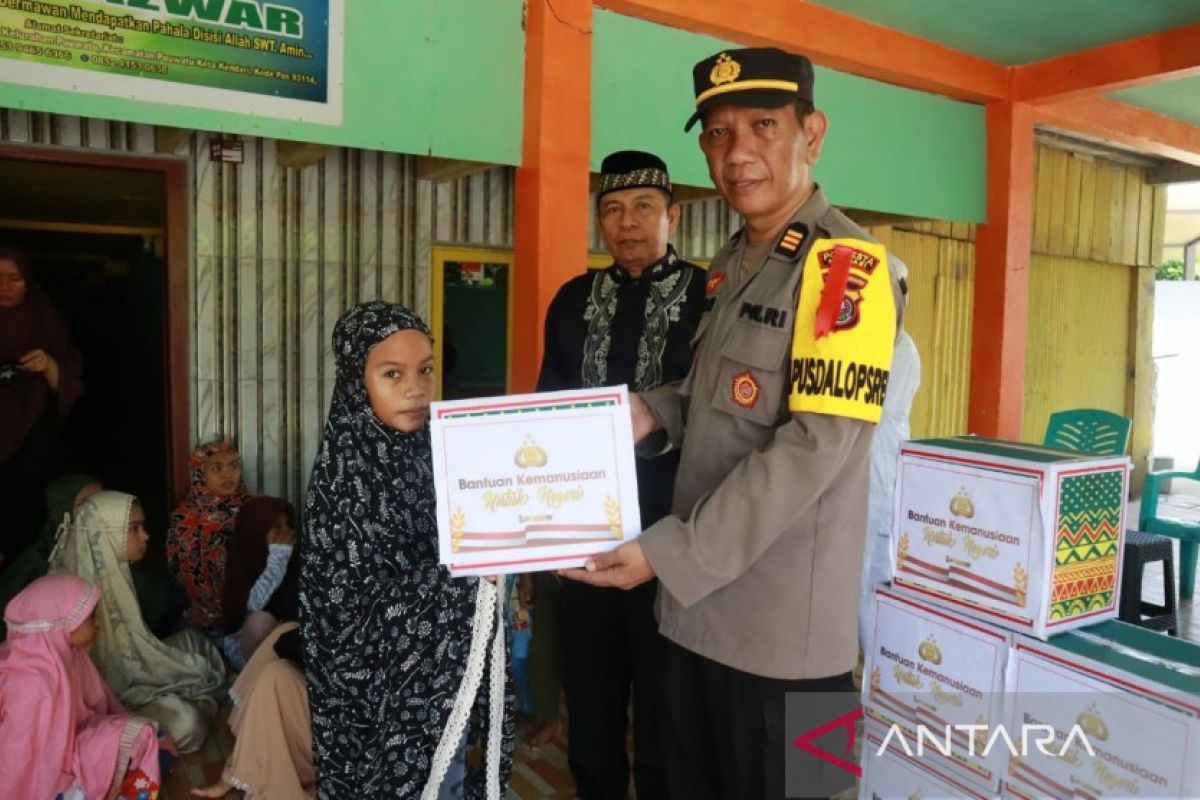 Polresta Kendari menyerahkan bantuan kemanusiaan Polri ke anak yatim