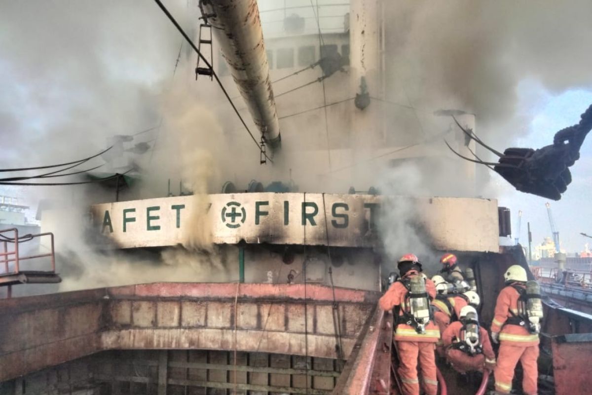 Kapal kargo terbakar di Tanjung Perak, Api diduga dari ruang mesin