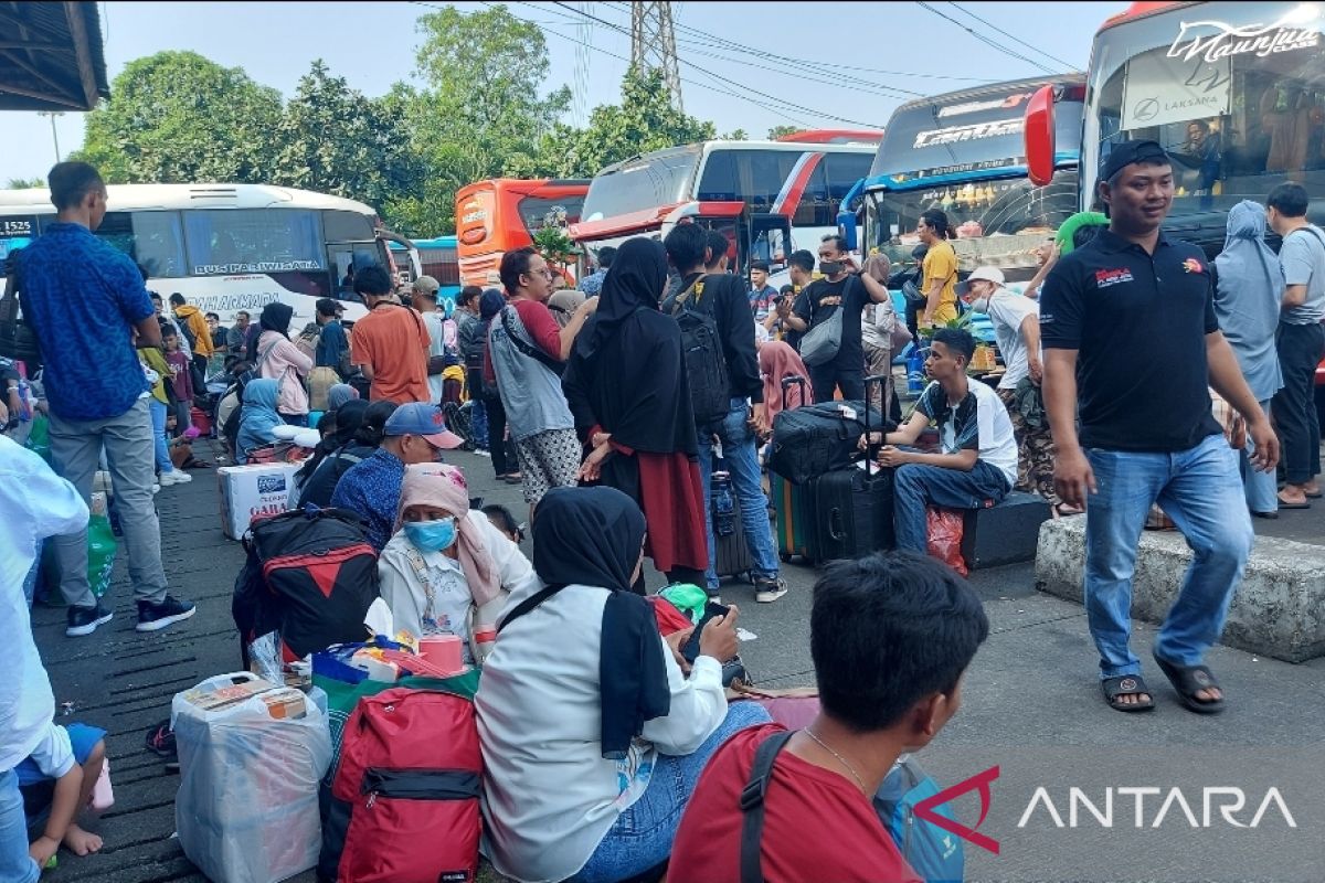 Ribuan pemudik padati Terminal Kampung Rambutan pada H-3 Lebaran