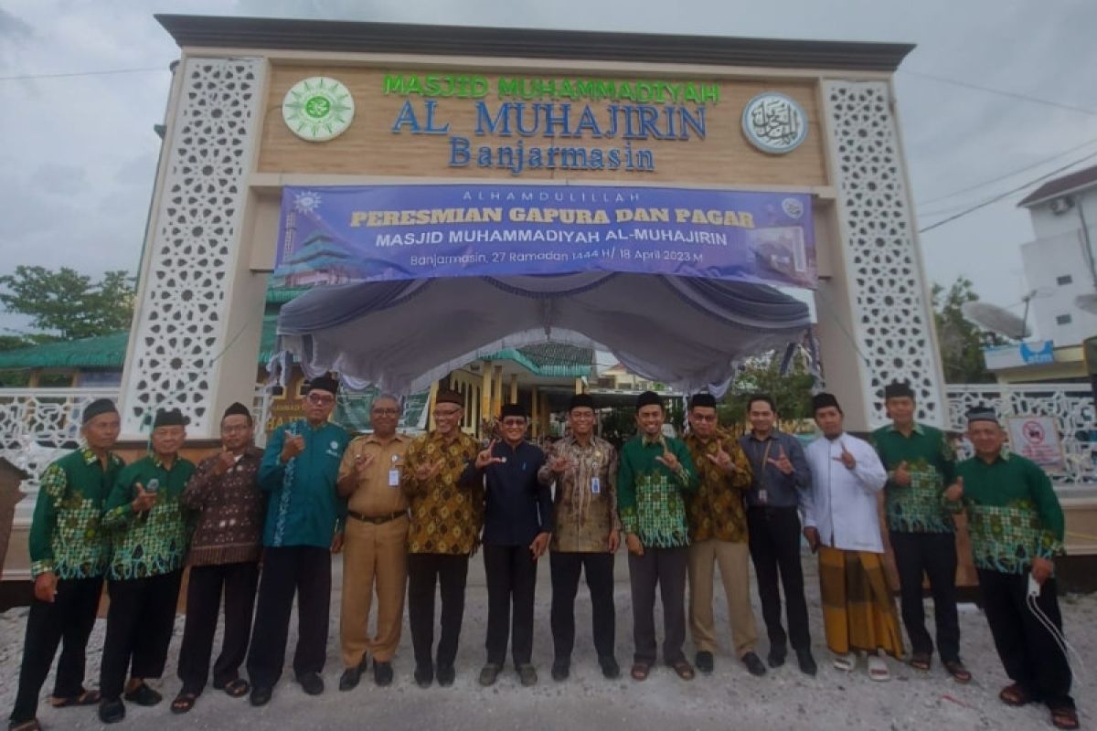 Masjid Muhajirin Banjarmasin tebar 325 paket lebaran dan resmikan gapura