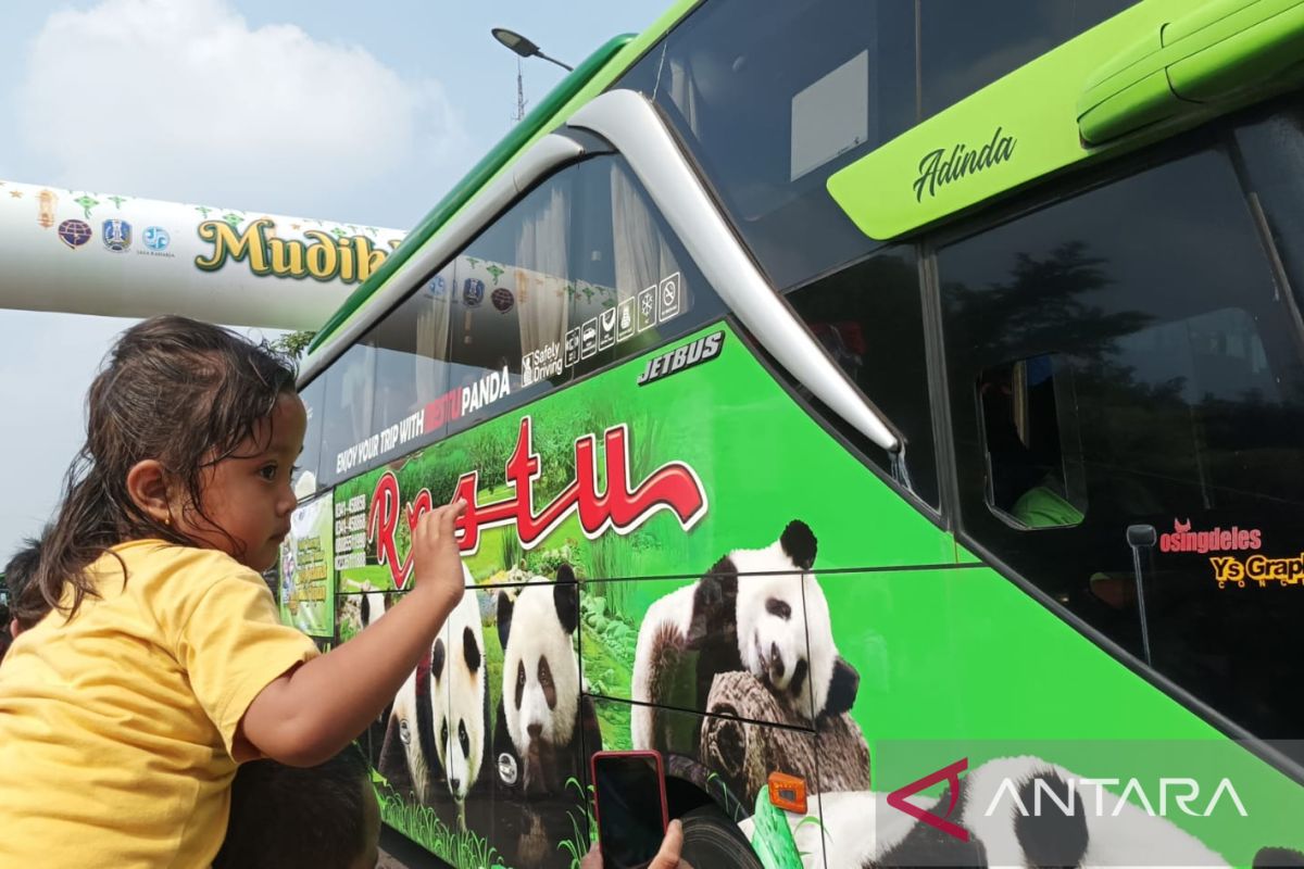 Gubernur Khofifah berangkatkan ribuan pemudik dari Surabaya