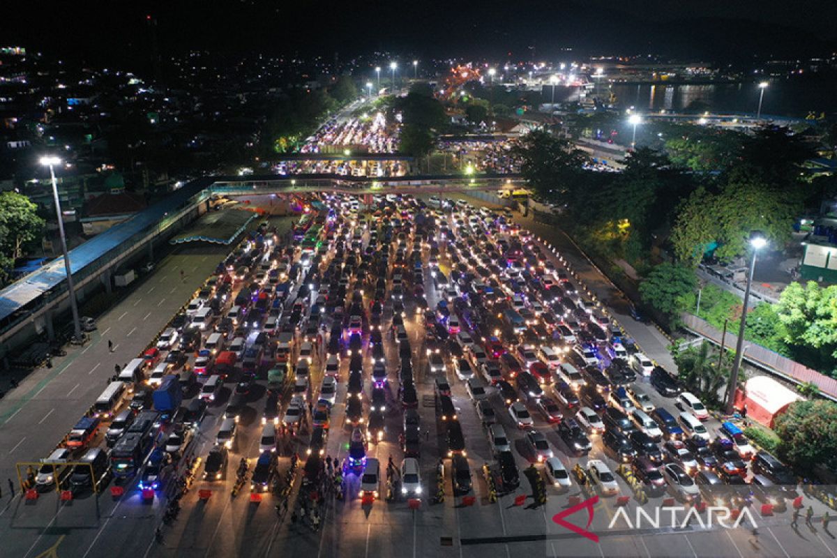 Puncak Arus Mudik Di Pelabuhan Merak - ANTARA News