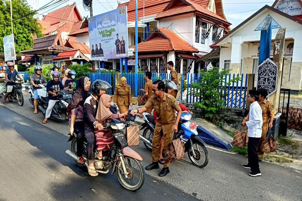 Kecamatan Teweh Tengah bagikan 250 takjil kepada warga