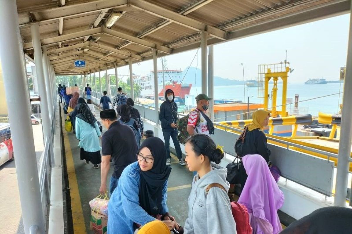 Jumlah pemudik melonjak di Pelabuhan Bakauheni, Lampung tembus 51.208 orang