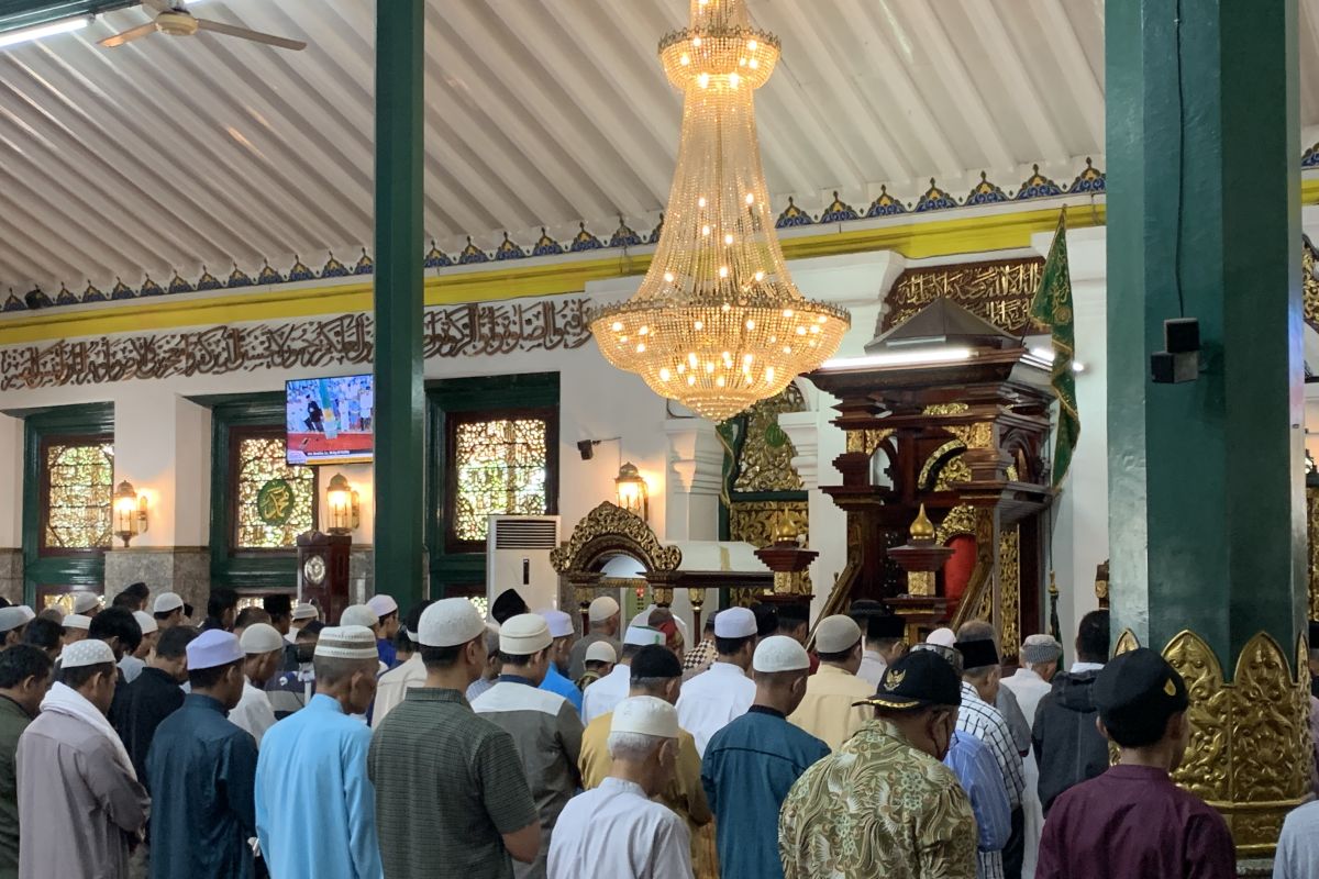 Ratusan umat Islam shalat gerhana matahari di Masjid Agung Palembang