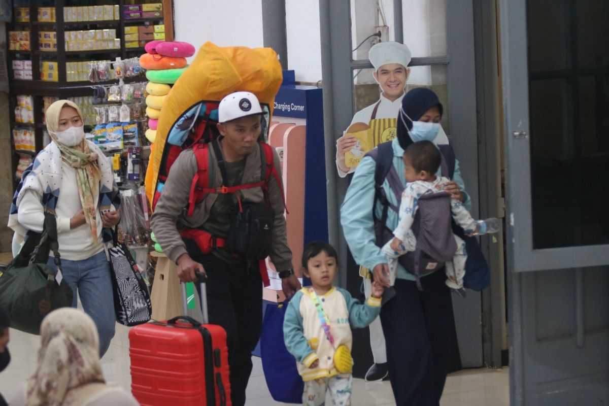 Pemudik padati Stasiun Kediri pada H-2 Lebaran 2023