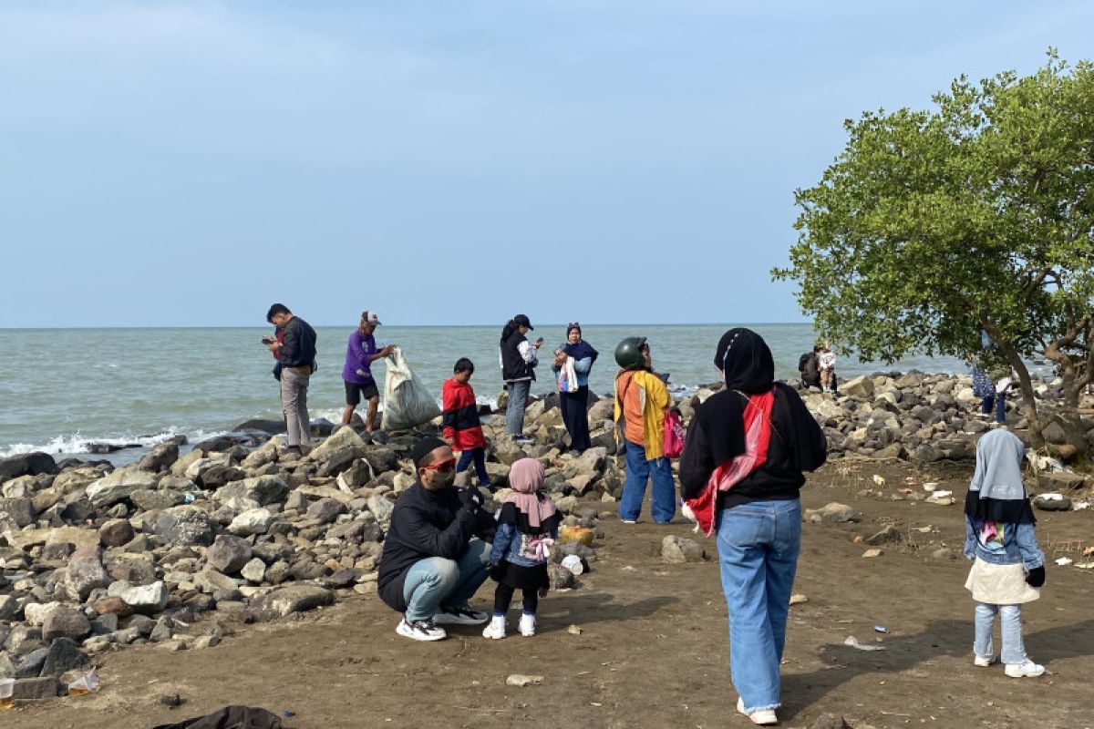 Pantai Eretan menjadi destinasi wisata dadakan oleh para pemudik di Indramayu