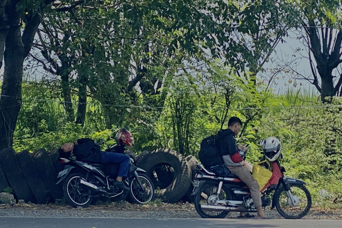 Sejumlah pemudik gunakan motor tidur di pinggir Jalan Pantura untuk hilangkan lelah