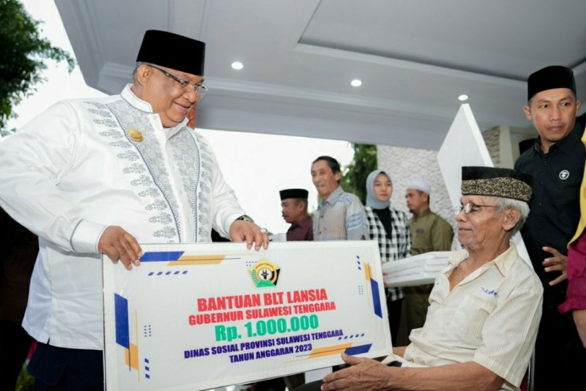 Gubernur Sulawesi Tenggara serahkan BLT kepada 500 lansia kurang mampu di Baubau