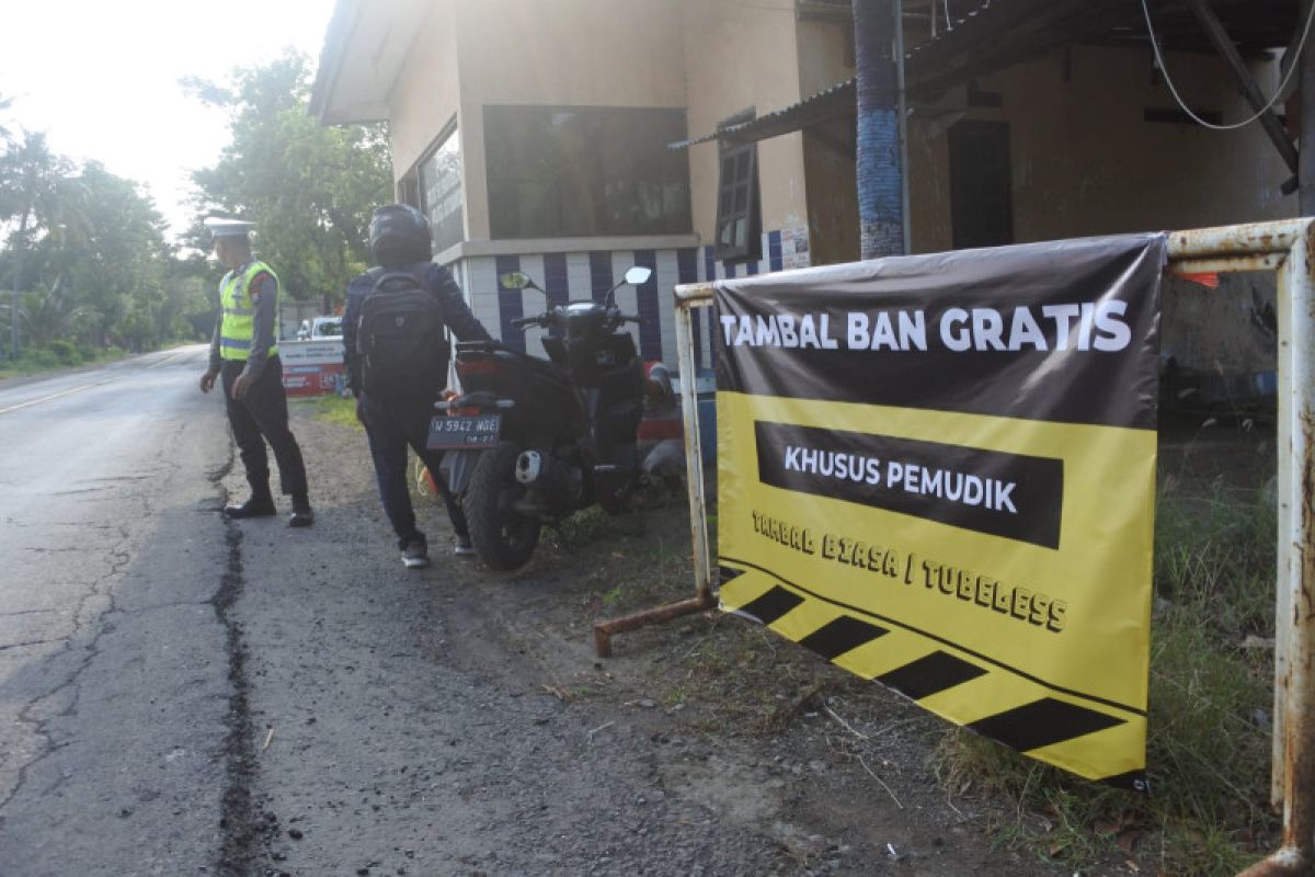 Polisi Situbondo sediakan tambal ban gratis di jalur pantura