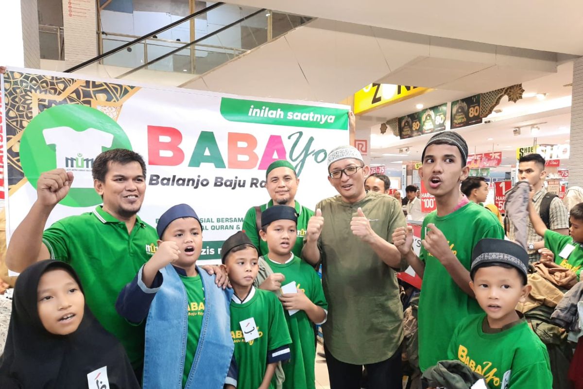 Walikota Padang temani 500 anak yatim dan penghafal Alquran program "BABAYO" berbelanja