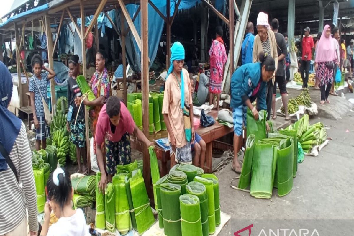 Pedagang janur dan daun pisang ramai di Pasar Phara Sentani