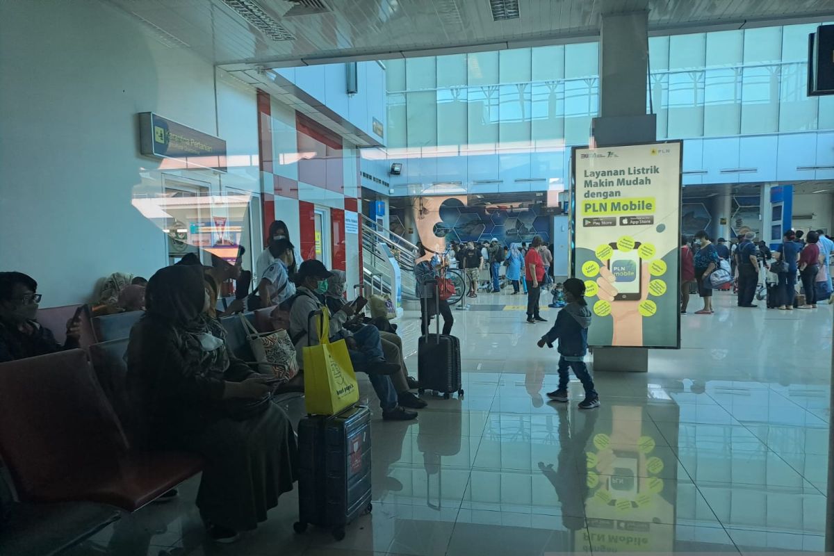 Arus Mudik - Pemudik di Bandara Pangkalpinang meningkat pada H-3