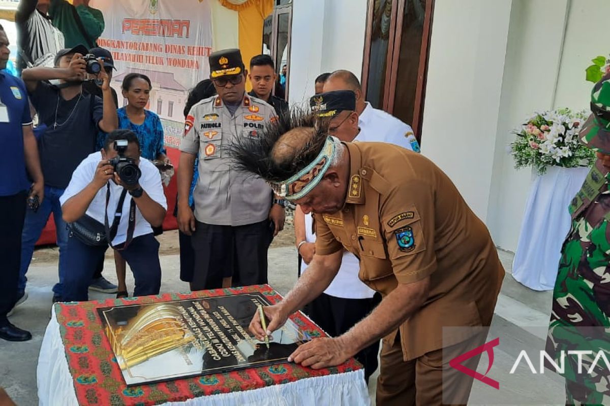 Gubernur Papua Barat pacu upaya pelestarian hutan di Wondama