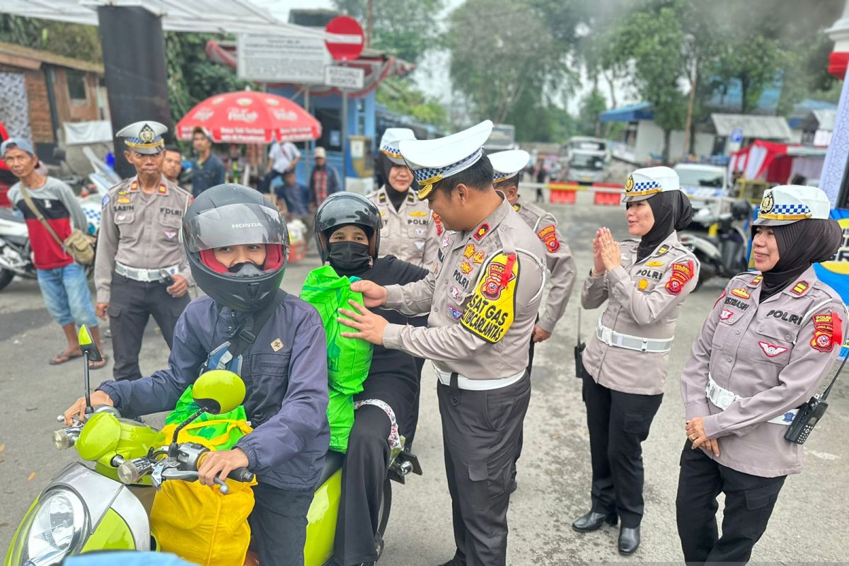 Satlantas Polresta Bogor beri bendera penanda jarak tempuh kendaraan pemudik