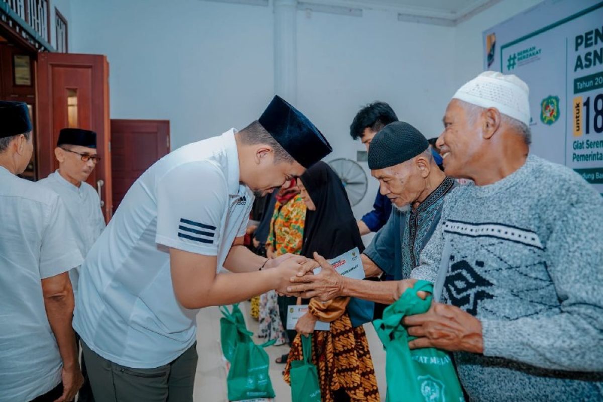 Wali Kota Medan distribusikan zakat ASN kepada 1.886 warga kurang mampu
