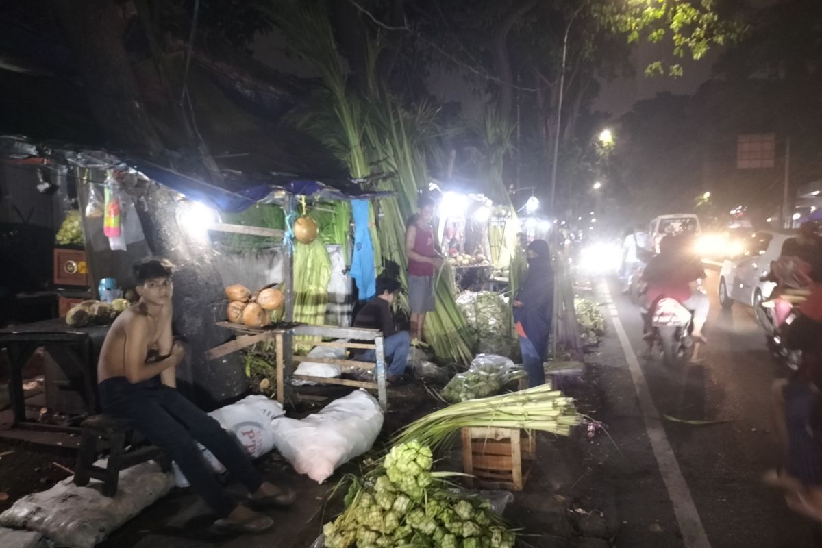 Pedagang bungkus ketupat raup keuntungan jelang Idul Fitri