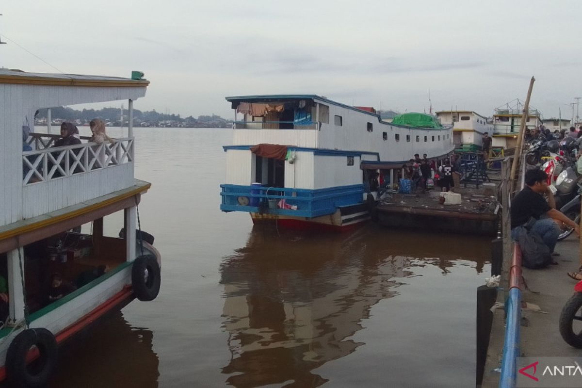 ARUS MUDIK - Pemudik transportasi sungai tujuan Melak diberangkatkan dua kapal