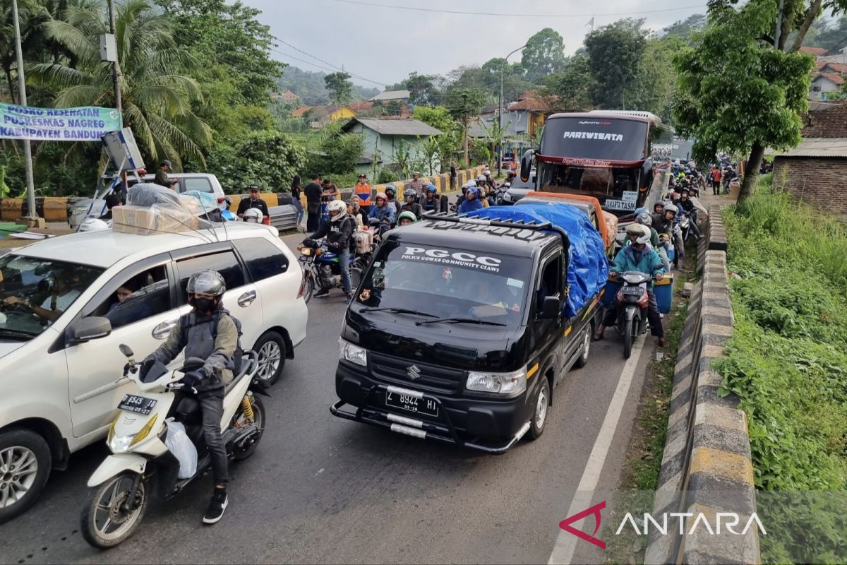 Jalur Nagreg Bandung padat merayap jelang H-2 Lebaran 2023