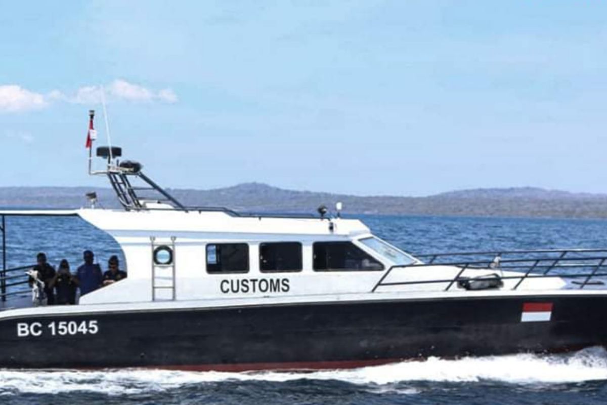 Bea Cukai siagakan kapal di Atambua cegah penyelundupan pakaian bekas