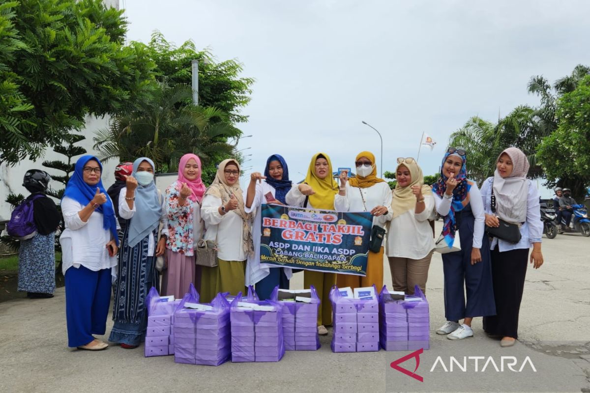 ASDP-IIKA berikan takjil gratis pengguna jasa Pelabuhan Feri Penajam