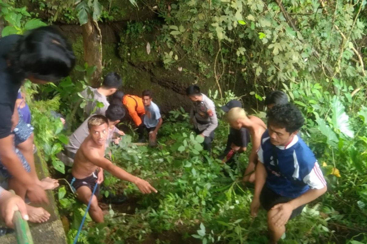 Polisi evakuasi WNA asal Jerman jatuh dari tebing air terjun Lombok