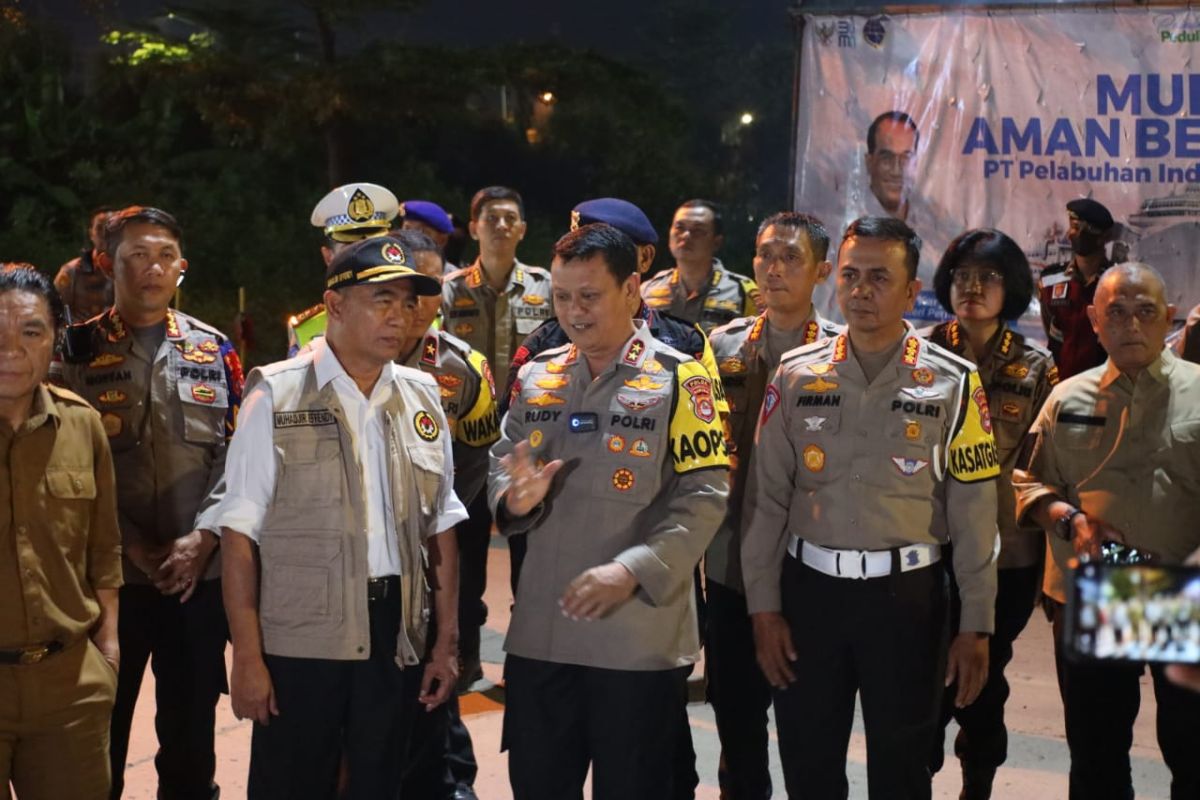 ARUS MUDIK - Kapolda Banten dan Menko PMK tinjau arus mudik di Pelabuhan Ciwandan