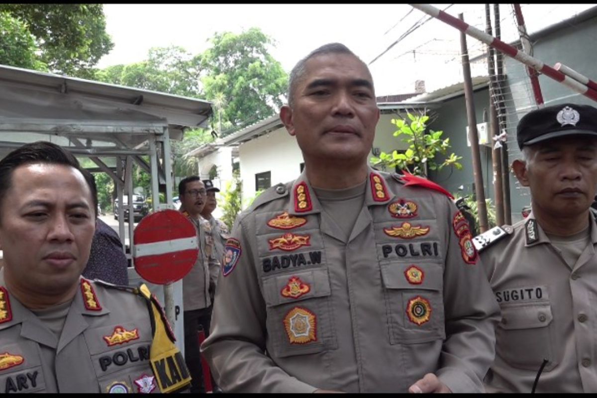 Polda Metro Jaya bagikan bansos kepada petugas keamanan di Selong