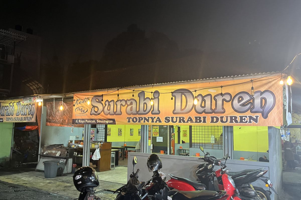 Kedai Surabi Duren, kuliner tradisional yang dibuat pakai arang kayu