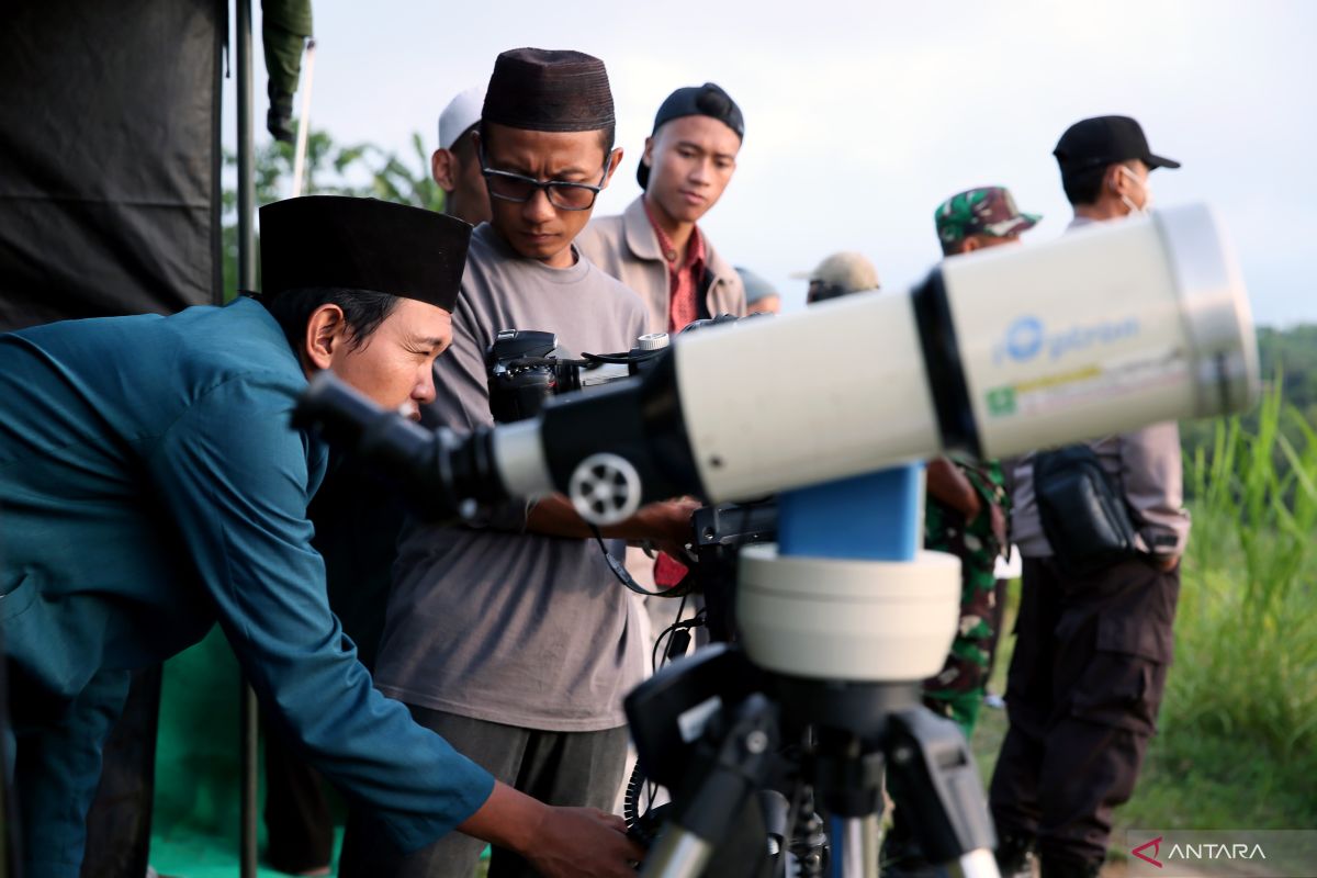 Kemarin pemerintah bersiap pantau hilal, bahas pembubaran Satgas COVID