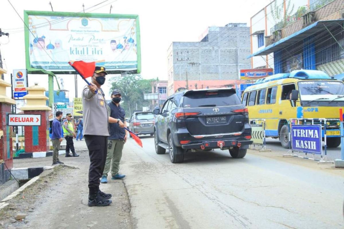 Bupati Labura bantu Kapolres Labuhanbatu atur lalin di Aekkanopan