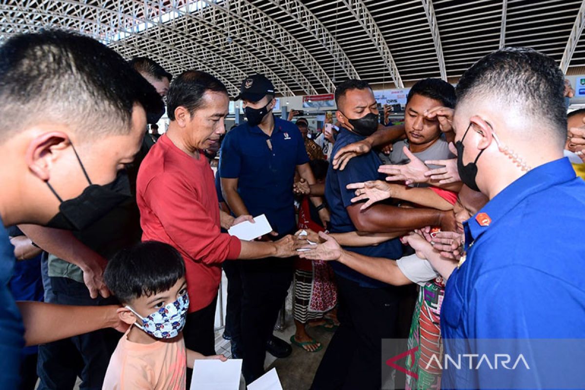 Jokowi tetap berkomunikasi dengan para menteri untuk pantau arus mudik