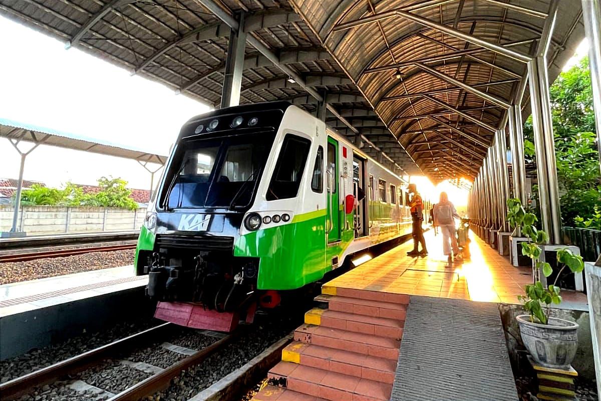 Pengguna kereta lokal Daop Surabaya capai 349.371 orang
