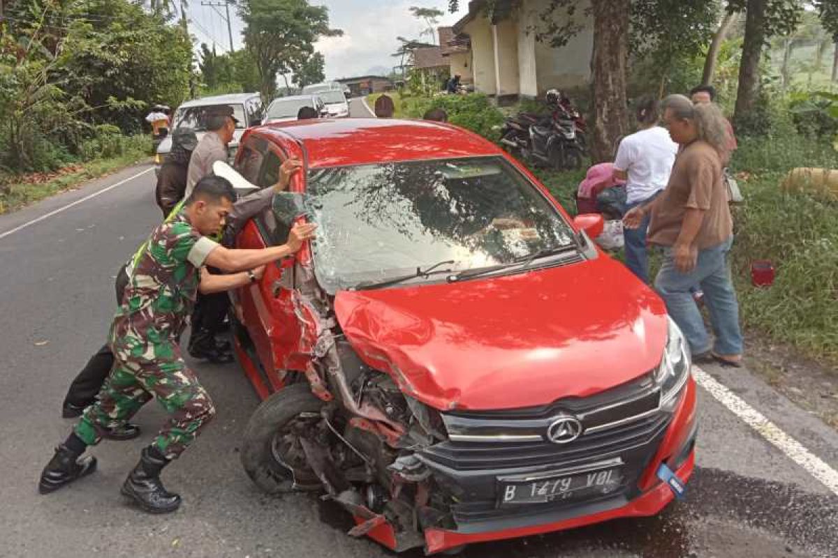 Tiga mobil tabrakan beruntun di Temanggung
