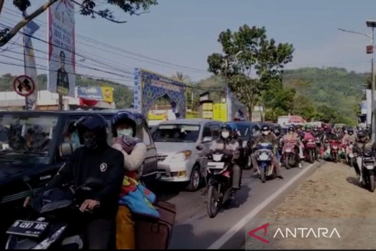 Jalur nasional lintas Limbangan-Malangbong di Garut terpantau padat merayap
