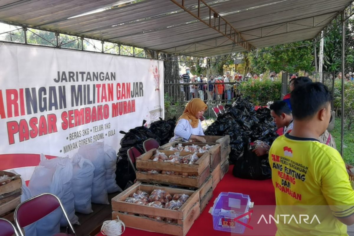 Relawan Ganjar bagikan paket sembako murah di Solo