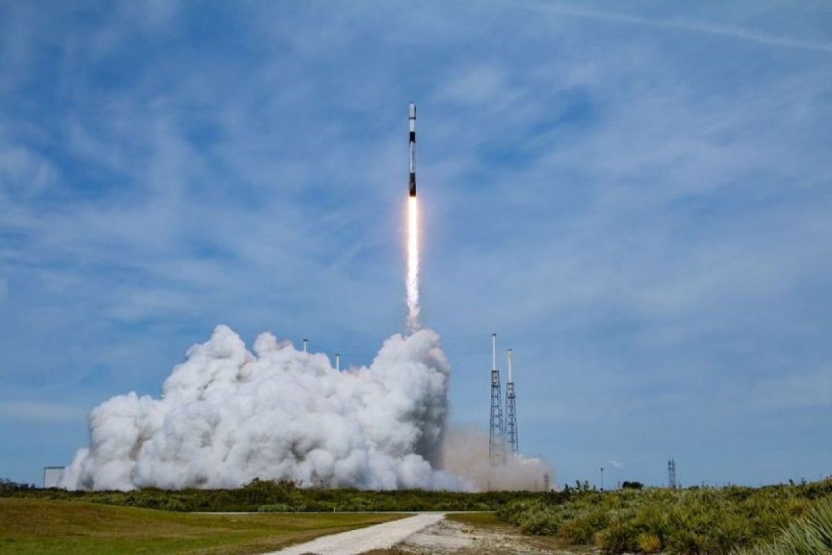 SpaceX luncurkan lagi 21 satelit internet Starlink generasi kedua ke luar angkasa