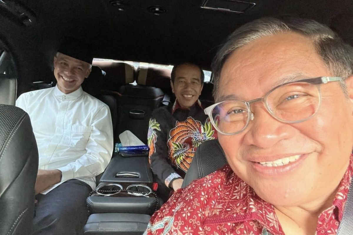 Jokowi dan Ganjar Pranowo pulang semobil dari pengumuman capres PDIP