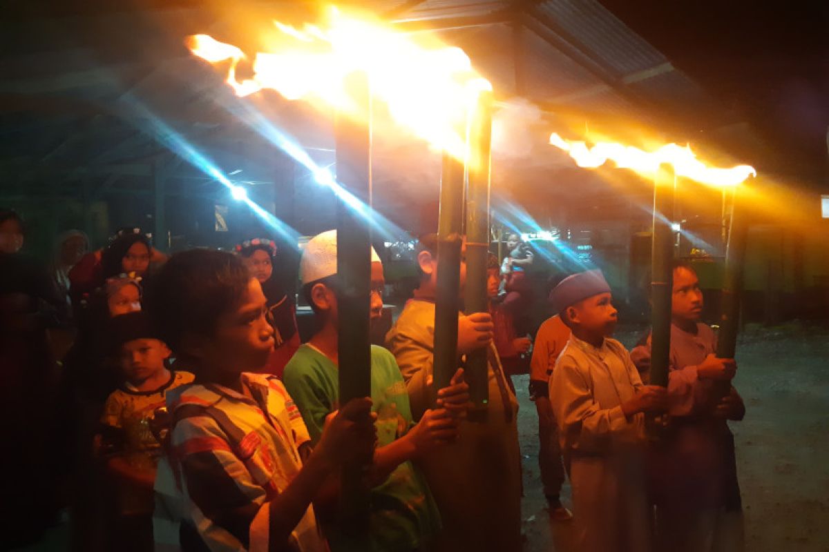 Anak dan remaja Masjid Al Muhajirin Koya Barat takbir keliling