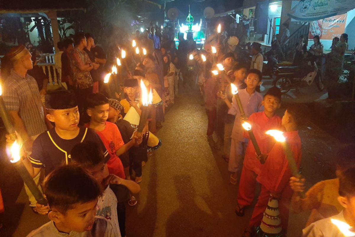 Warga Kampung Bugis Tanjungpinang gelar pawai obor dan takbir keliling sambut Lebaran