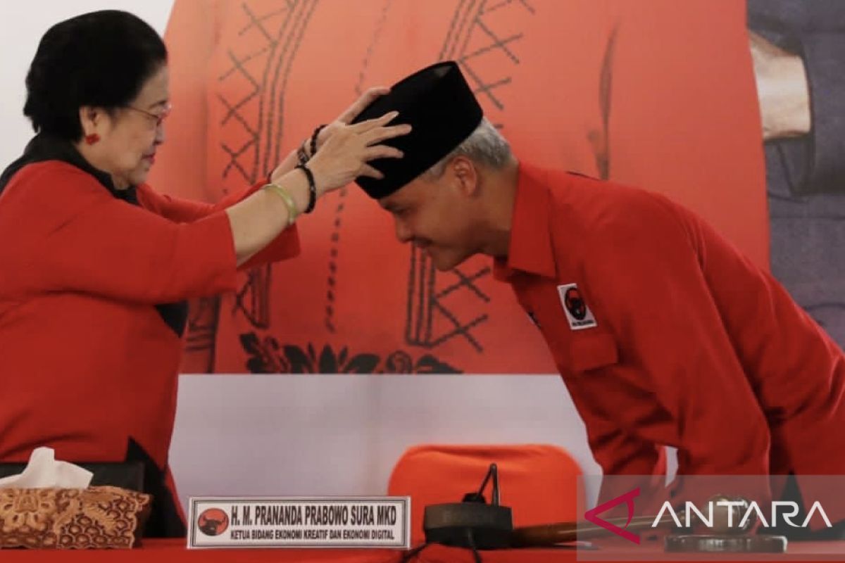 Ganjar dipasangkan kopiah oleh Megawati simbol identitas Indonesia