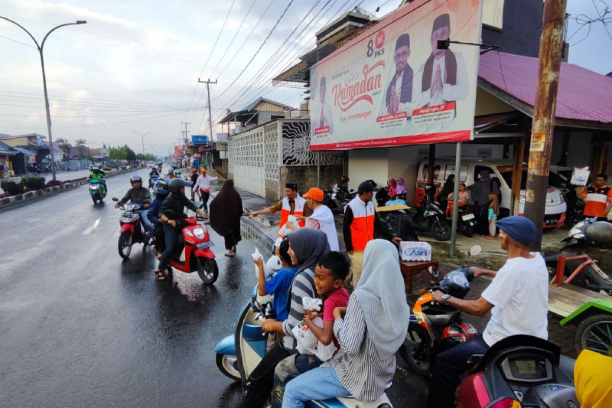 PKS Payakumbuh telah bagikan 3150 takjil selama Ramadhan