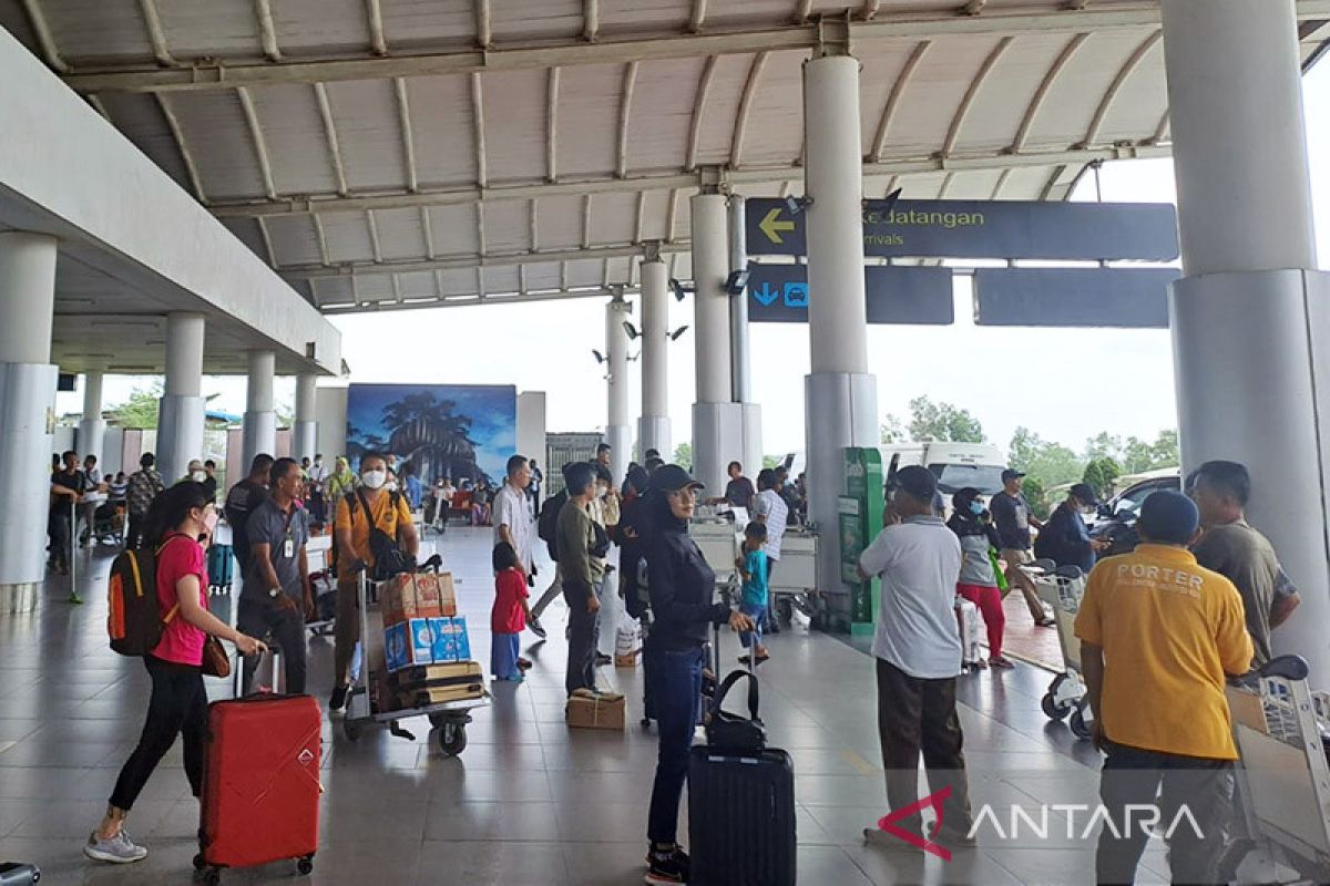 Pemudik pada H-1 di Bandara Pangkalpinang ramai