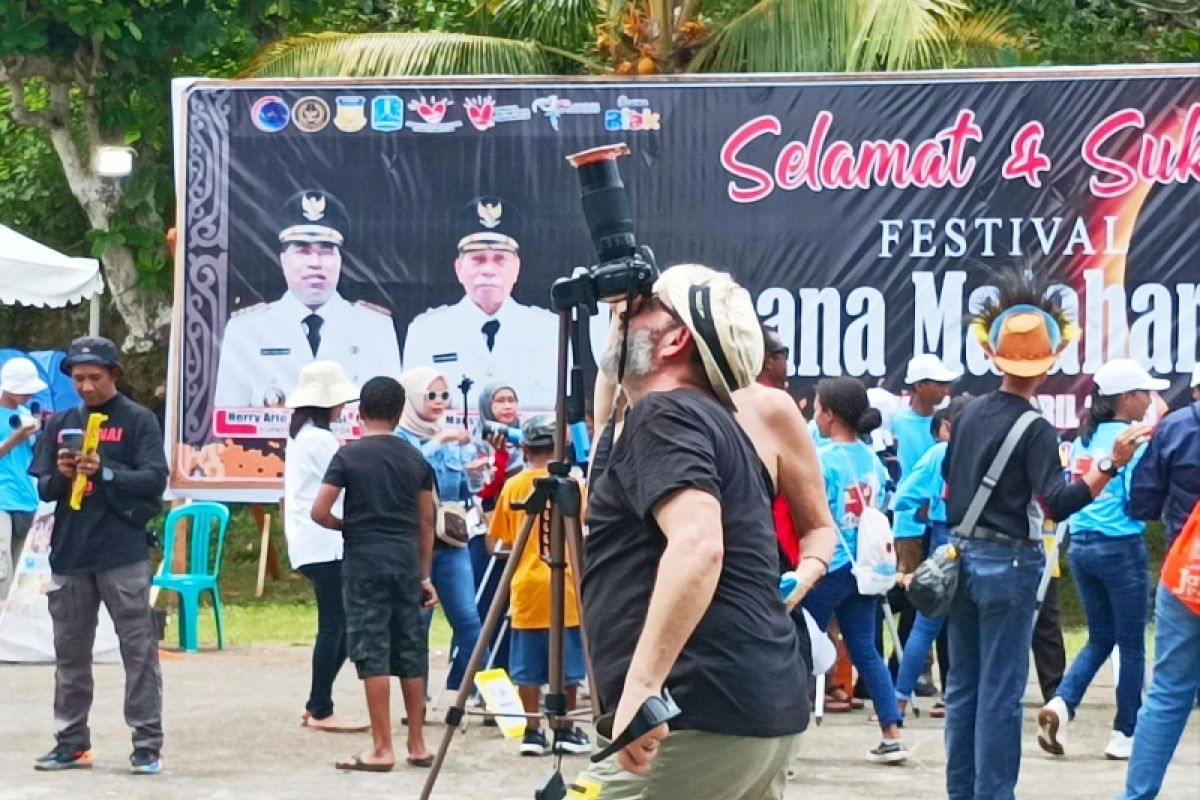 Puluhan wisman kunjungi Biak tonton Festival Gerhana Matahari