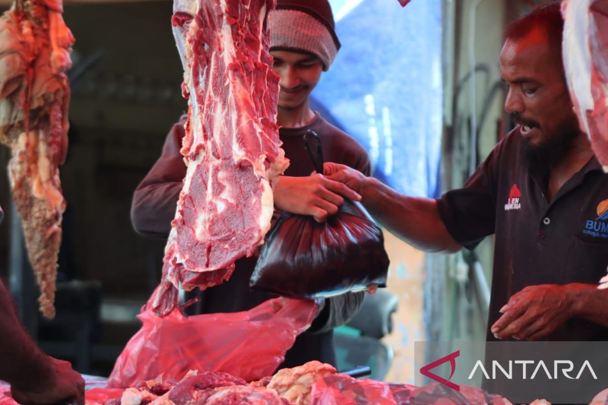 Hari terakhir meugang Idul Fitri, lapak penjual daging sapi di Banda Aceh diserbu pembeli
