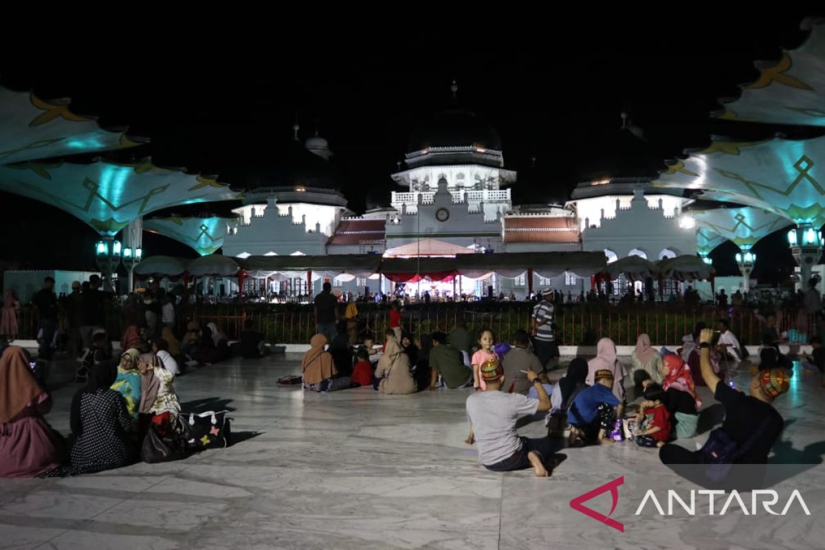 Warga Banda Aceh padati Masjid Raya Baiturrahman