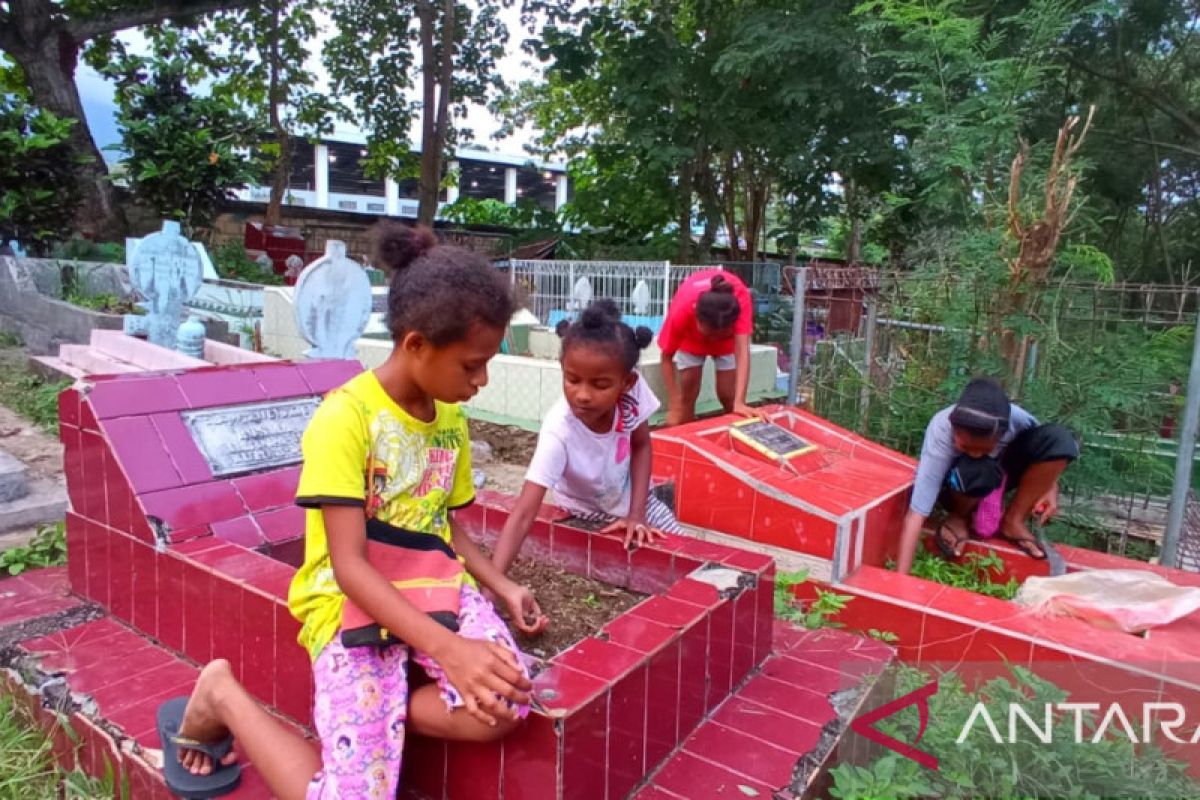 Pembersih makam dadakan mulai bermunculan di TPU Sentani