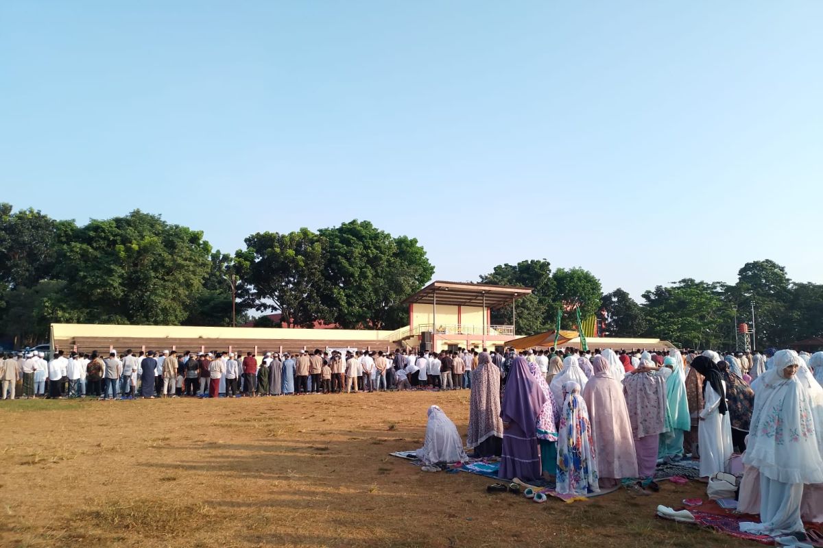 Ribuan umat muslim padati Stadion Kalpataru untuk Shalat Id