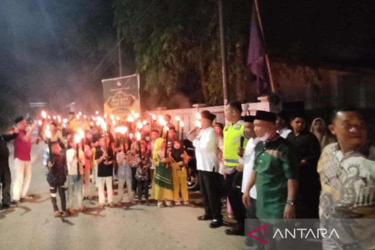 Warga Deli Serdang pawai obor malam takbiran