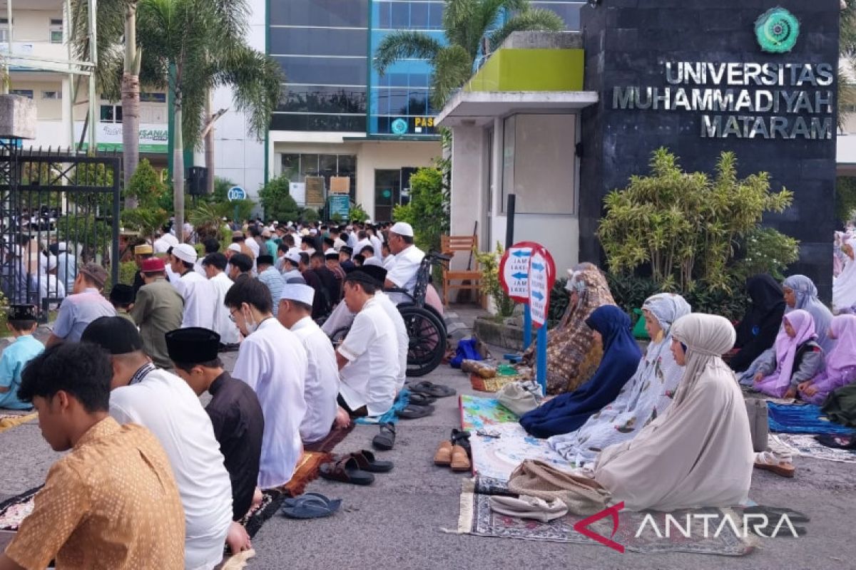 Ribuan warga shalat Idul Fitri di Kampus Muhammadiyah Mataram